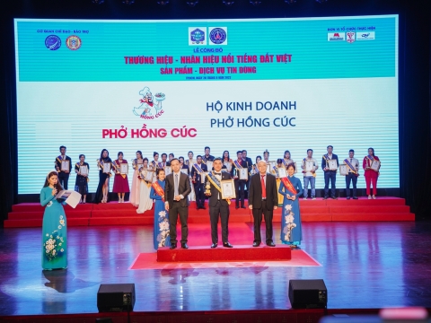Phở Hồng Cúc vinh dự nhận cúp thương hiệu được người Việt tin dùng năm 2022
