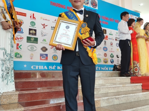Phở Hồng Cúc vinh dự nhận cúp thương hiệu được người Việt tin dùng năm 2022